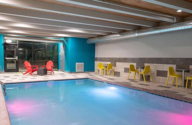 2 Beautiful Units Near Spring River Zoo. FREE Parking and Breakfast!