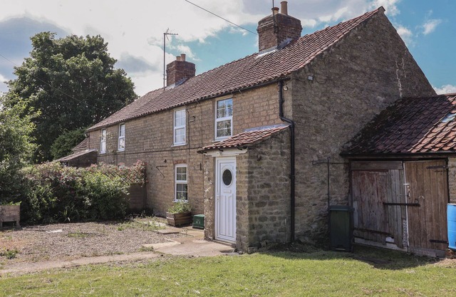 2 BECK HOUSES, pet friendly, with a garden in Malton