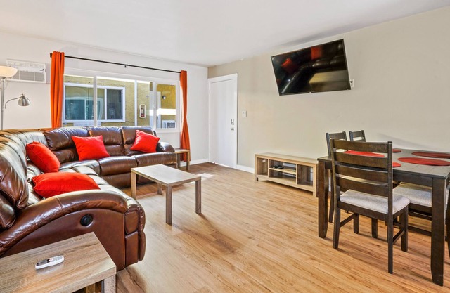 2 Bed 1 Bath 5 minutes to Downtown San Diego Apt # 2