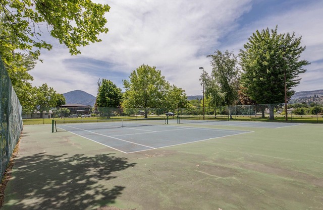 2 bed 1 bath detached suite. Steps to Okanagan Lake.