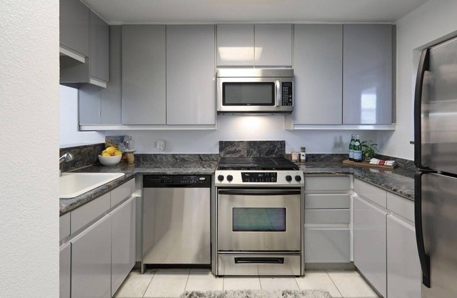 2-bed/2-bath condo next to Jefferson Square Park, close to many city attractions