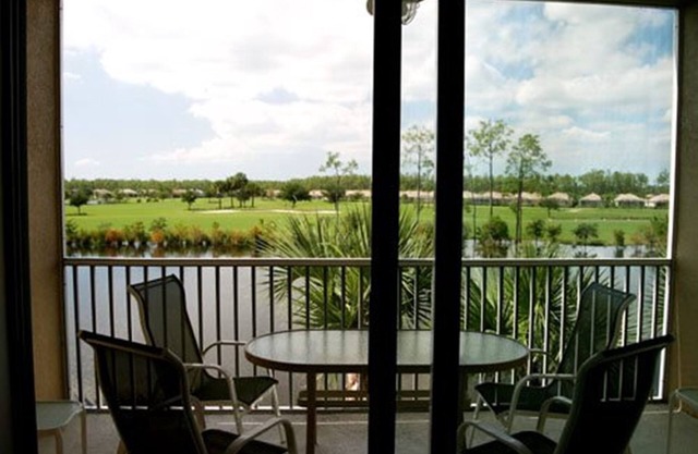 CONDOMINIO DE 2 HABITACIONES Y 2 BAÑOS EN EL GOLF COUNTRY CLUB VISTAS COMUNITARIAS DE AGUA Y GOLF