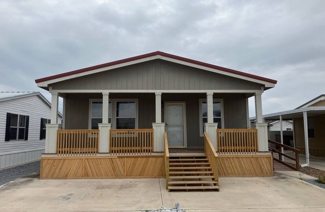 2 bed 2 bath house in an active Senior community