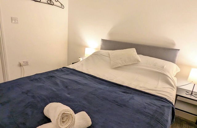 2 bed 2 bath maisonette in Colchester with Parking and Wi-Fi