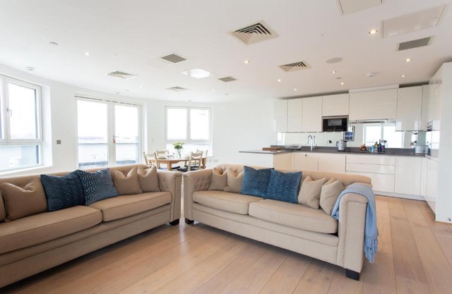 2 Bed 2 Bath Penthouse With Amazing Views with Free Parking