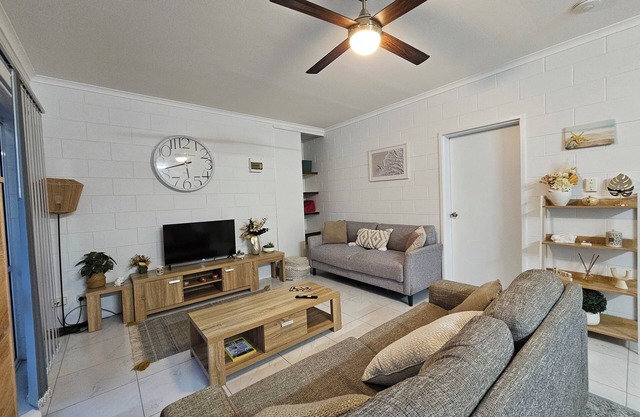 2 Bed/2 Bathroom Modern Apartment with Wifi close to Amenities