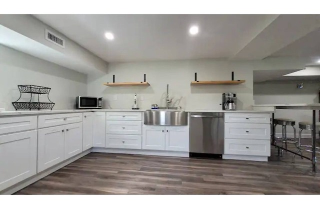 2 Bed/ 2 Baths Apartment in Deluxe Unit