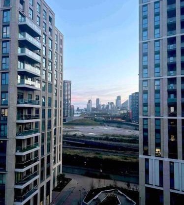 2 bed apartment close to station with parking