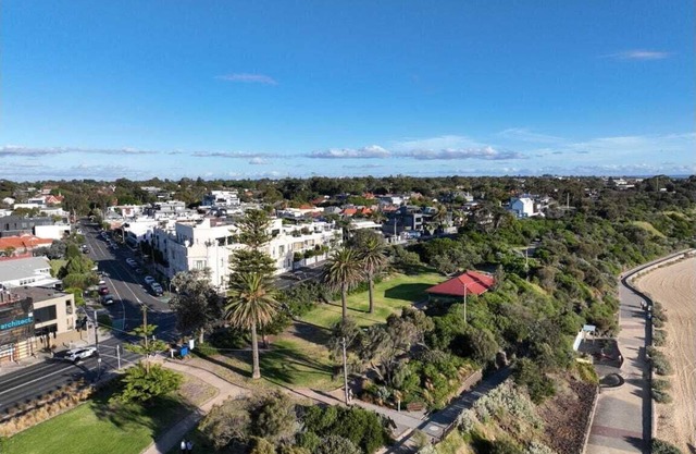 2 bed apartment for up to 6 people in awesome beachside Hampton