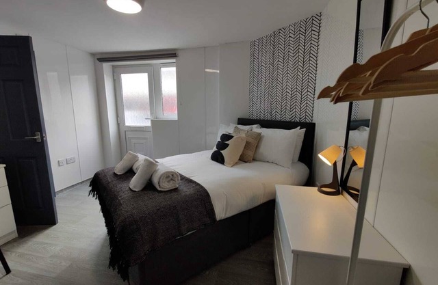 Stop at The Osterley! - 2 Bedroom Apt