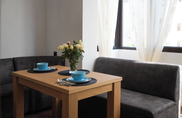 2 Bed Apt - Sleeps 4, Terrace & Pet Friendly