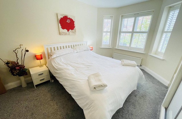2-Bed Coastal Retreat - Sleeps 4 & Parking