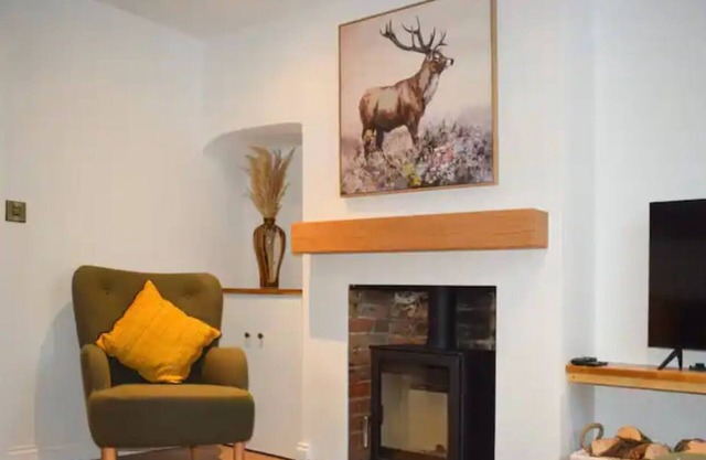 2 bed Cosy cottage in the village of mersham Ashford nextdoor to pub and shop.