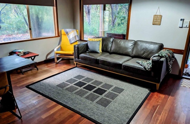 2 Bed Cottage - Pet Free Adults Exclusive Retreat - Self contained 2 Bedroom Cottage 1 King and 1 Queen