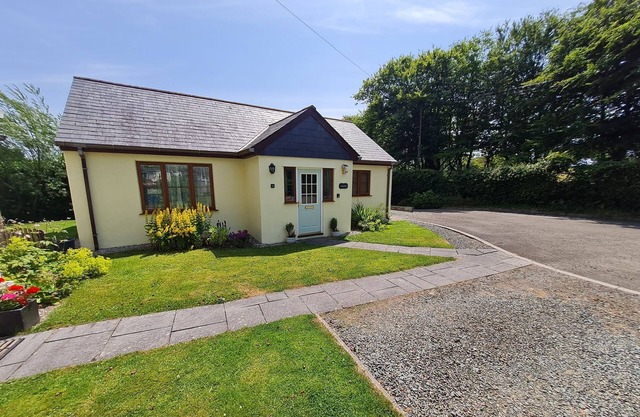 2-Bed Cottage, Sleeps 5, Pets Ok, Close to Coast