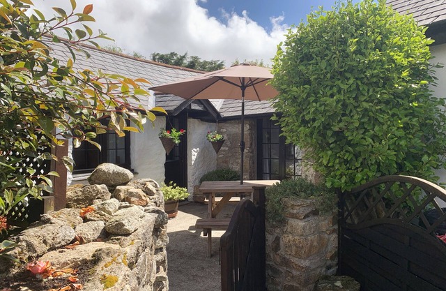 Hallagenna Farmhouse, Ladydown Cottage