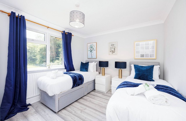 2 Bed Flat | Addiscombe Road | Sleeps 5 | Smart TV | WiFi | Netflix