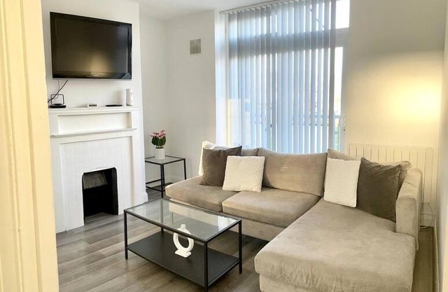 2 bed flat with balcony, TV & Great transport