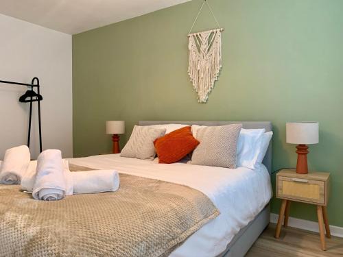 2 Bed Ground Floor, Boho Chic Garden Flat with Parking