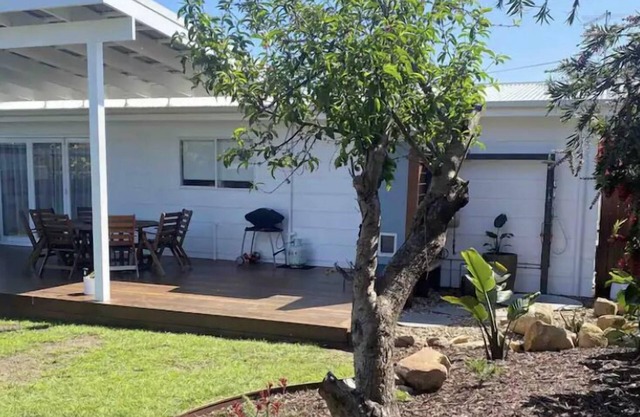 2 Bed Home Walking Distance From Shops And Beach