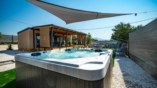 2-Bed House Sleeps 4 Jacuzzi 50 meters to Beach