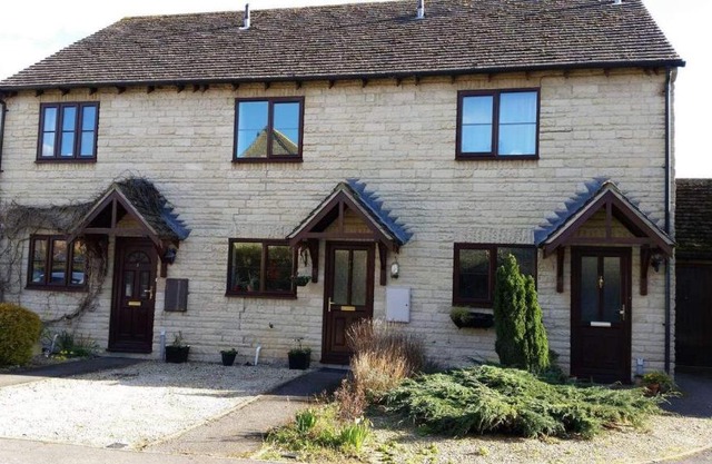 2 Bed House - Sleeps 4 - Pets - Garden - Parking
