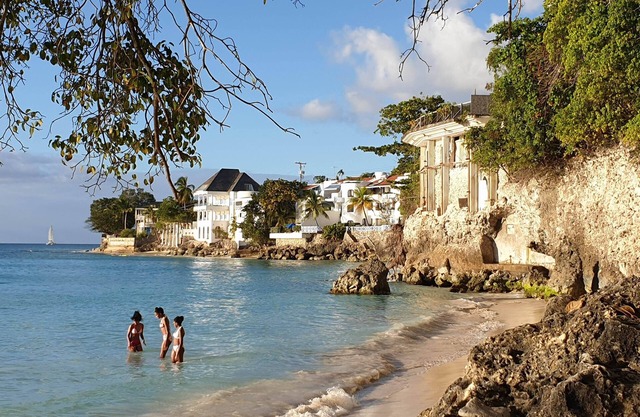 Ajoupa13 tiene su sede en St. James y se encuentra en jardines tropicales con piscina