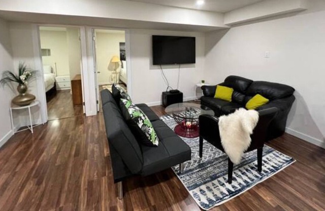 2 bed Pet Freindly bsmt suite/garage Parking
