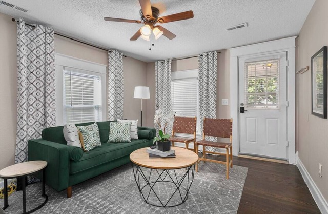 2-Bed Retreat Near KU Med | Fenced Yard | 32