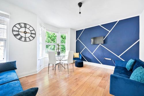 2-Bed, Sleeps 8 in Leyton E10, Near Stratford