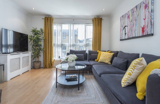 2 Bed Town House With Garden in Hackney, London