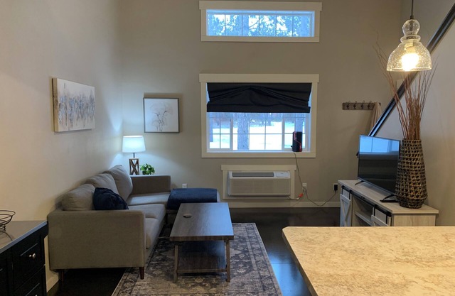 2-bed townhome, Cal King Bed, Desk area, Quiet, Excellent WiFi and AC