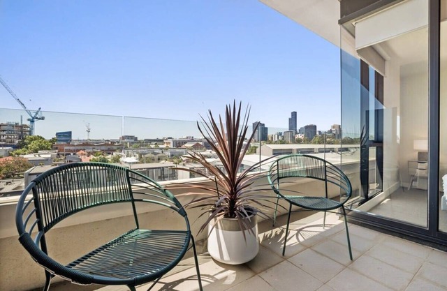2-Bed Unit with Parking, Balcony and Pool near CBD