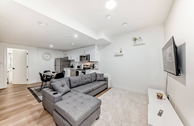 2-Bed, w/ In-Unit Washer & Dryer, Cozy Living,1-2 Min Drive to Anthony Henday!
