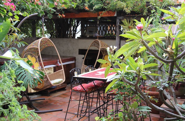 "1/2 cuadra de la playa!" Bungalow en la playa con patio privado