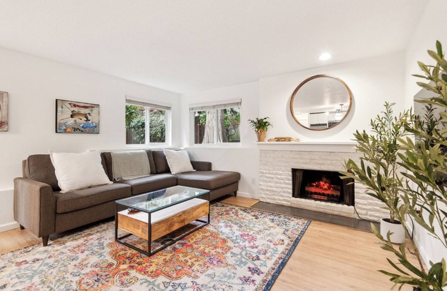 2 bedroom, 1.5 bath Condo w/free Parking, Kitchen, WiFi, W/D & 97% walk score