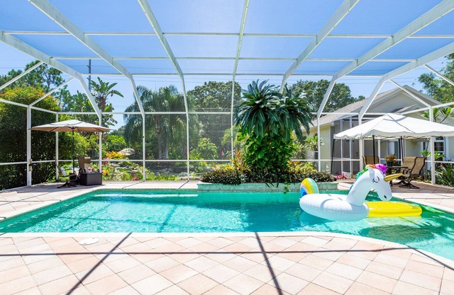 2 bedroom, 1.5 bath, cottage, close to airport, beaches and attractions
