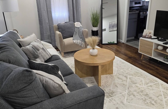 2 Bedroom 1 bath house, with a full finished basement. Modern and clean.