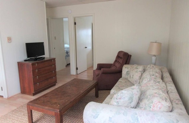 2 bedroom 1 bath oceanfront garage apartment in Ship Bottom