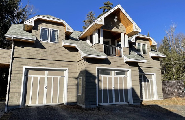 2 bedroom, 1 bath second floor walk up apartment on the lake