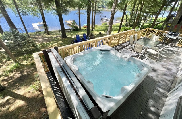 2 Bedroom 1.5 Bath Lake Front Cottage With Dock/Hot Tub/Kayaks