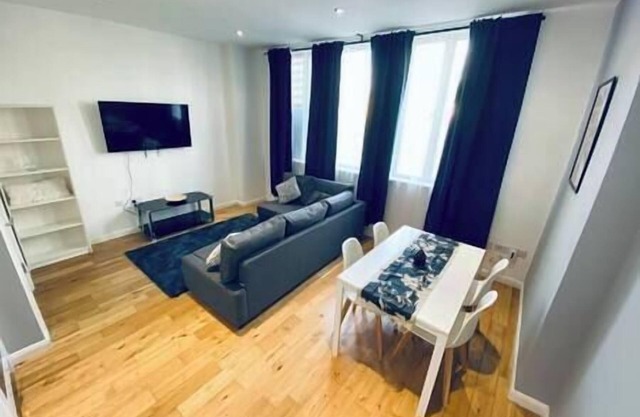 2-Bedroom / 2-Bath / 15 min. Camden Town