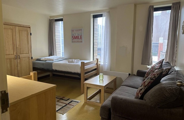 2 Bedroom 2 Bath Apartment Heart of Downtown PIT