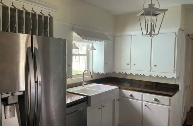 Casa de campo de 2 habitaciones y 2 baños con garaje: alquiler de verano por $ 1,890 meses.