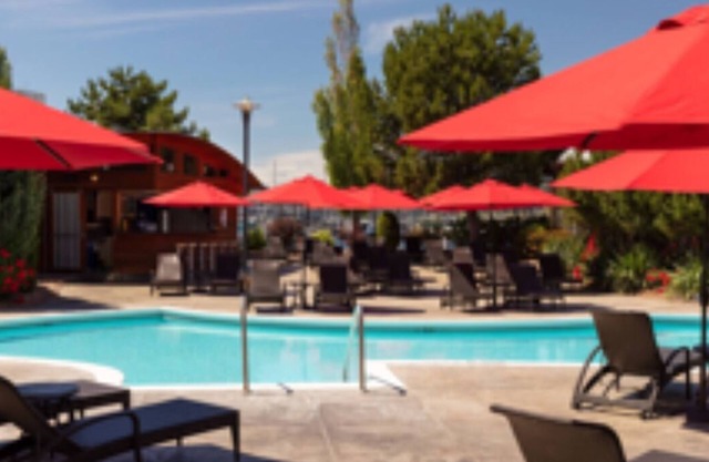 2 bedroom 2 bath deluxe condo in a premier hotel on the waterfront in Kelowna