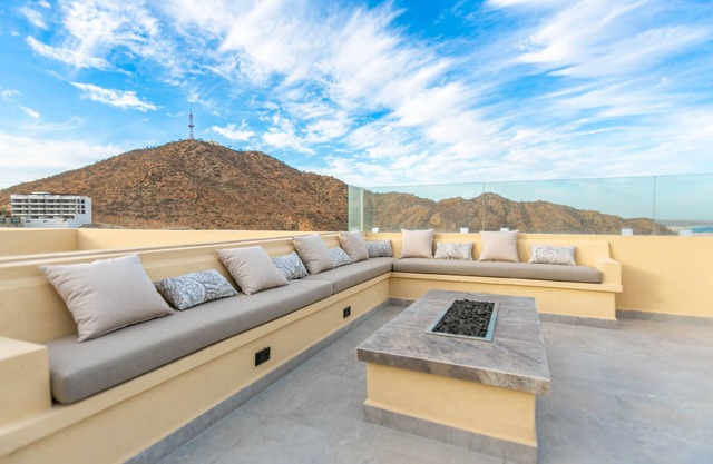 2 Bedroom | 2 Bathroom w/ Large Roof Top