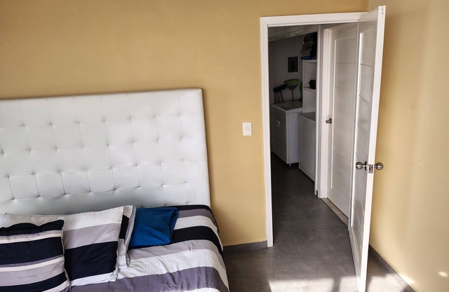 Condo Frente al Mar de 2 Recámaras y 2 Baños con Balcón, Estacionamiento Seguro