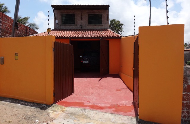 2 habitaciones, 2 baños en la playa, a pocos metros del mar. Familiar.