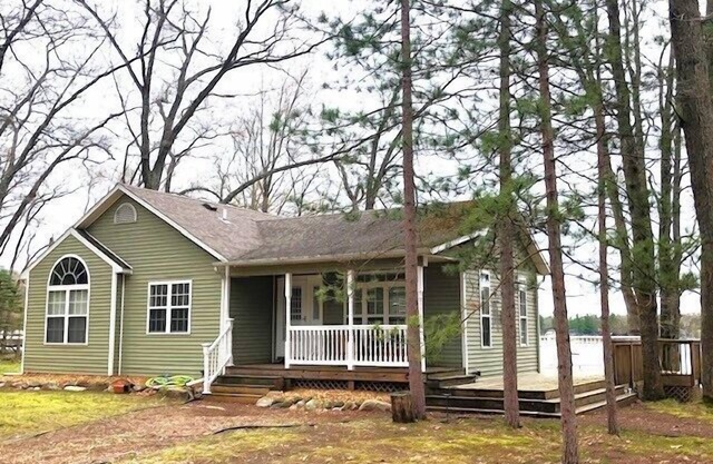 2 Bedroom, 3 Bath home on the bayou of desirable Big Star Lake! Sleeps 8
