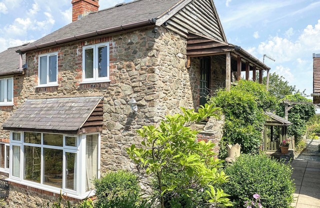 A country hideaway surrounded by beautiful scenery, just a short drive from Powys castle.